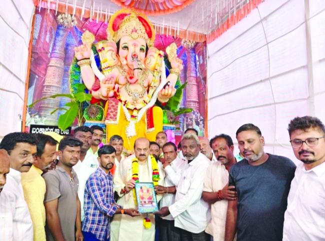 ಗಣಪತಿ ದರ್ಶನ ಪಡೆದ ಬೊಮ್ಮಾಯಿ