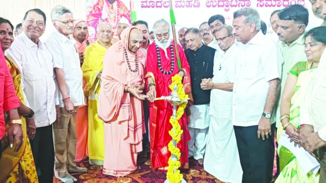 ಶಿಗ್ಗಾಂವ ಅರ್ಬನ್ ಕೋ ಆಫ್ ಬ್ಯಾಂಕ್ ನವೀಕೃತ ಮಹಡಿ ಉದ್ಘಾಟಿಸಿದ ಜಗದ್ಗುರು 