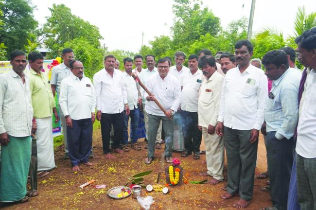 ಮೂಡೂರಲ್ಲಿ ಸಿಸಿ ರಸ್ತೆ ನಿರ್ಮಾಣಕ್ಕೆ ಶ್ರೀನಿವಾಸ ಮಾನೆ ಭೂಮಿ ಪೂಜೆ 