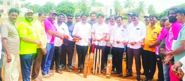 ಕ್ರಿಕೇಟ್ ಟೂರ್ನಾಮೆಂಟ ಕಾರ್ಯಕ್ರಮ ಉದ್ಘಾಟಿಸಿದ ಕೃಷ್ಣಗೌಡ್ರ