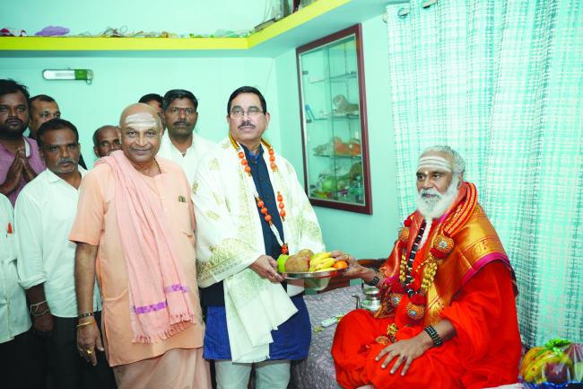 ರಂಭಾಪೂರಿ ಶ್ರೀಗಳಿಂದದರ್ಶನ ಪಡೆದ ಪ್ರಲ್ಹಾದಜೋಷಿ 