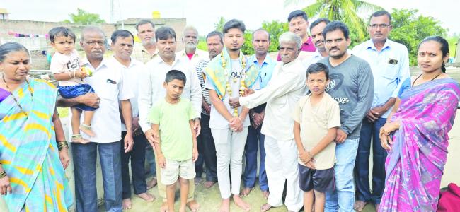  ರಾಜ್ಯದ ಗಡಿ ಕುಗ್ರಾಮದ ಶಿವಾನಂದ ಬಡಿಗೇರ ಎಂಬಿಬಿಎಸ್ ಪ್ರವೇಶ ಪರೀಕ್ಷೆಯಲ್ಲಿ ದೇಶಕ್ಕೆ 19050 ರ್ಯಾಂಕ್‌..!