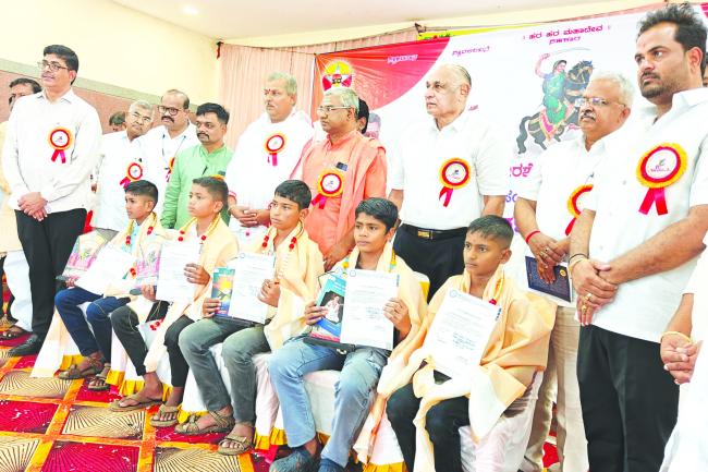 ಪಂಚಮಸಾಲಿ ಸಮಾಜ ಸಂಘದ ಪ್ರತಿಭಾ ಪುರಸ್ಕಾರ ಮತ್ತು ಸಾಧಕರ ಸನ್ಮಾನ ಕಾರ್ಯಕ್ರಮ