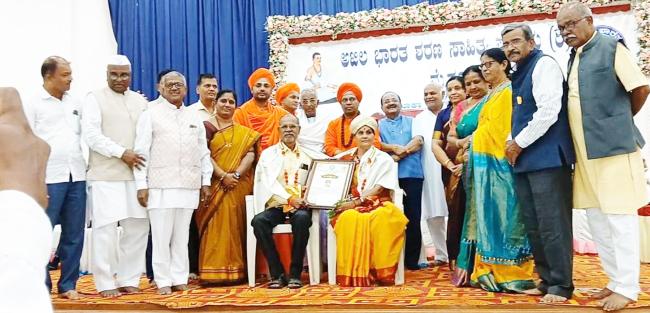 ಕಾಶಿಬಾಯಿ ಶಿವಯೋಗೆಪ್ಪ ರಾಂಪೂರ ದಂತಿಗಳಿಗೆ “ಬಸವರಾಜೇಂದ್ರ ಶ್ರೀ” ಪ್ರಶಸ್ತಿ 