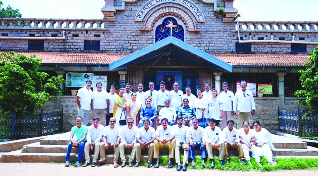 ಹಳೆ ವಿದ್ಯಾರ್ಥಿಗಳಿಂದ ಗುರುಗಳಿಗೆ ಸನ್ಮಾನ: ವೃದ್ಧಾಶ್ರಮದಲ್ಲಿ ಅನ್ನದಾನ 