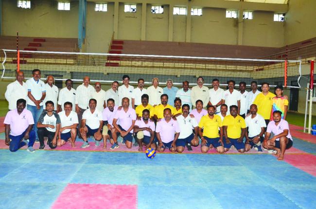 ಕಳಸಾಪುರ ರಸ್ತೆಯ ಒಳಾಂಗಣ ಕ್ರೀಡಾಂಗಣದಲ್ಲಿ ವಾಯುವಿಹಾರ ಸಂಘದ ವಾಲಿಬಾಲ್ ಪಂದ್ಯಾವಳಿಯನ್ನು ಉದ್ಘಾಟನೆ