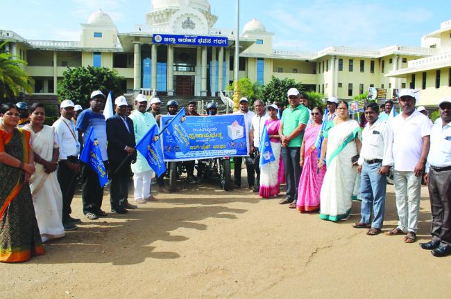 ಪ್ರಜಾಪ್ರಭುತ್ವ ದಿನಾಚರಣೆ ಅಂಗವಾಗಿ ಜಿಲ್ಲಾಡಳಿದದಿಂದ ಬೈಕ್ ರ್ಯಾಲಿ 