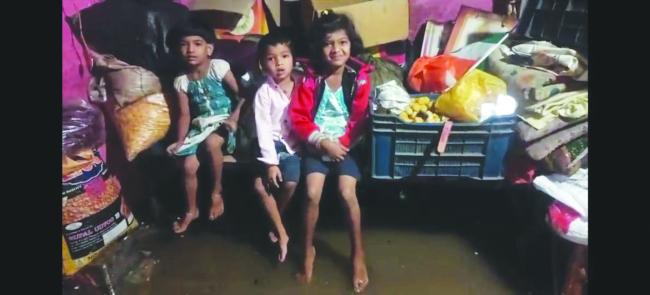 ಕುಂಭದ್ರೋಣ ಮಳೆ: ಮನೆಗಳು ಜಲಾವೃತ, ಜನಜೀವನ ಅಸ್ತವ್ಯಸ್ತ 