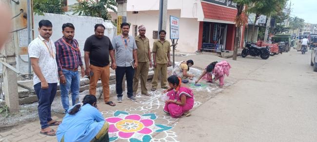 ನಗರ ಸಭೆ ಅಧಿಕಾರಿಗಳಿಂದ ರಂಗೋಲಿ ಹಾಕಿ ಜನರಲ್ಲಿ ಸ್ವಚ್ಛತೆ ಬಗ್ಗೆ ಜಾಗೃತಿ 