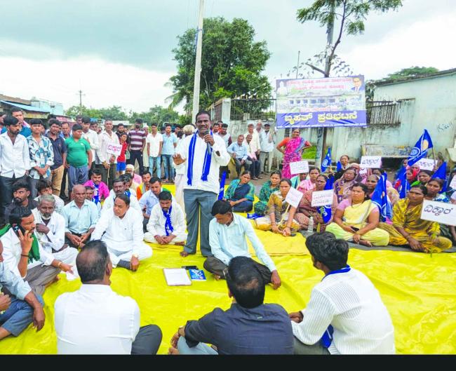 ಶೌಚಾಲಯ ಕೆಡವಿದ ಆರೋಪಿಗಳನ್ನು ಬಂಧಿಸಲು ಆಗ್ರಹಿಸಿ ರಸ್ತೆ ತಡೆ 