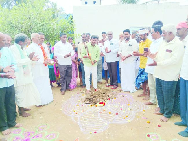 ಅಂಗನವಾಡಿ ಕಟ್ಟಡಕ್ಕೆ ಶಾಸಕ ಡಾ.ಚಂದ್ರು ಲಮಾಣಿ ಭೂಮಿ ಪೂಜೆ 