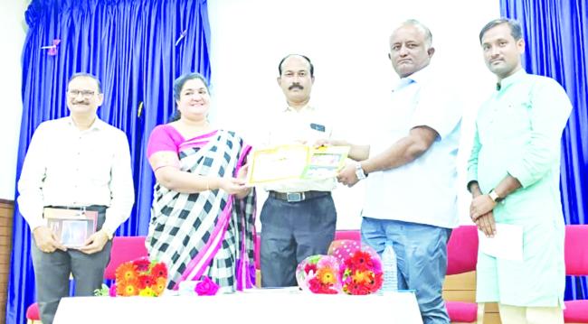 ಆಂಗ್ಲರ ಆಳ್ವಿಕೆಯ ಕಾಲದಲ್ಲಿಯೇ, ಅಕ್ಷರವನ್ನು ಬಿತ್ತಿದ ಮಹನೀಯರ ಸೇವೆ ಅವಿಸ್ಮರಣೀಯ- ಮಹೇಶ ಚನ್ನಂಗಿ 