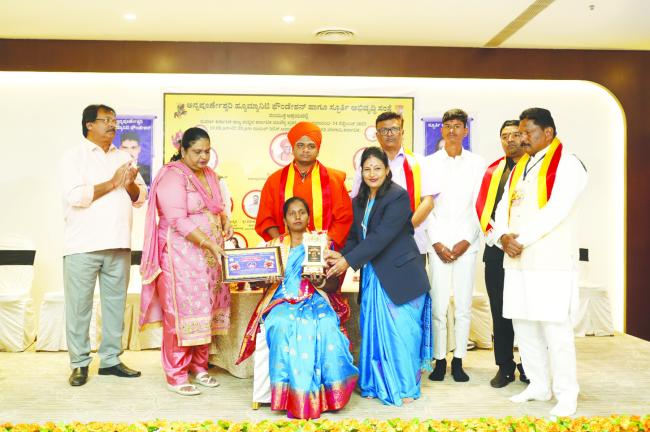 ಭಾರತಿ ಪಾಟೀಲರಿಗೆ ಕರ್ನಾಟಕ ಮಾಣಿಕ್ಯ ಪ್ರಶಸ್ತಿ ಪ್ರಧಾನ  