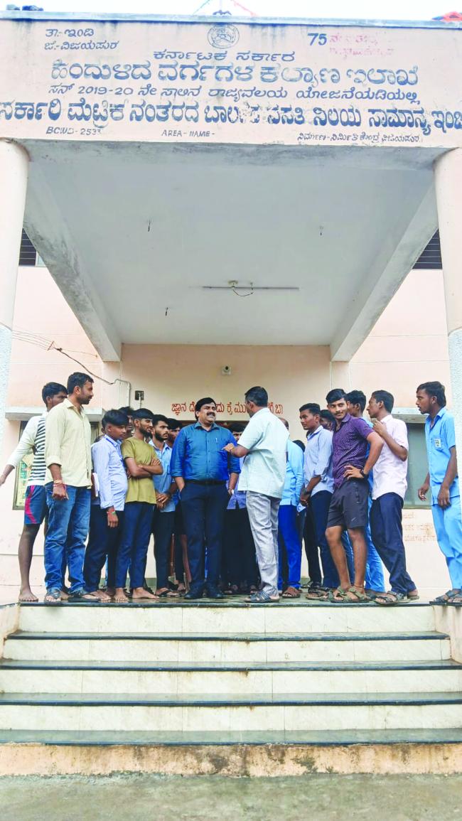 ಬಾಲಕರ ವಸತಿ ನಿಲಯಕ್ಕೆ ಭೇಟಿ ನೀಡಿದ ಡಾ.ಭೀಮಾಶಂಕರ ಕನ್ನೂರ 