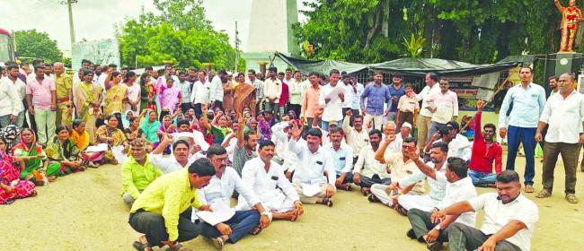 ನ್ಯಾಯಕ್ಕಾಗಿ ಆಸ್ತಿ ಕಳೆದುಕೊಂಡ ನಿರಾಶ್ರಿತರ ಪ್ರತಿಭಟನೆ: ಮುಖಂಡರ ಬೆಂಬಲ 