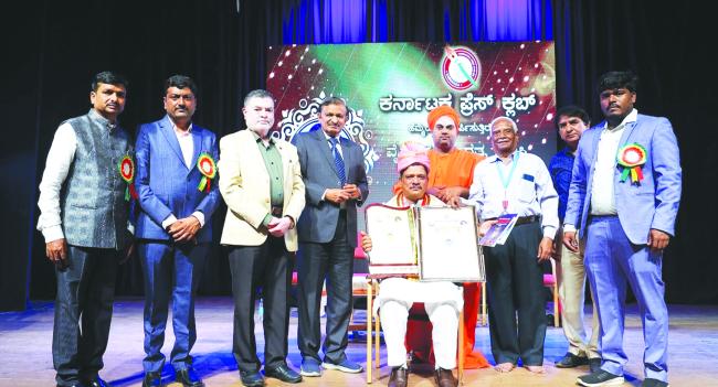 ಡಾ . ಶಿವನಗೌಡ ಟಿ ಅವರಿಗೆ ವೈದ್ಯಕೀಯ ಸೇವಾ ರತ್ನ ಪ್ರಶಸ್ತಿ ಪ್ರದಾನ 