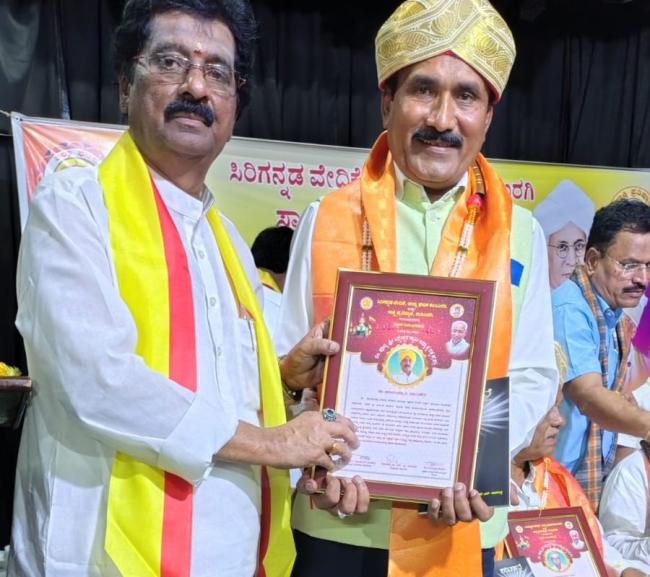 ಡಾ.ನಡುವಿನಕೇರಿಗೆ ಸಿದ್ದೇಶ್ವರ ಸ್ವಾಮಿ ಆಧ್ಯಾತ್ಮ ರತ್ನ ಪ್ರಶಸ್ತಿ ಪ್ರದಾನ  