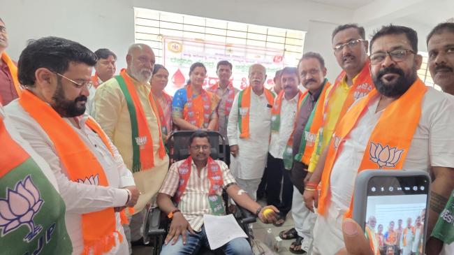 ಸ್ವಯಂ ಪ್ರೇರಿತ ರಕ್ತದಾನ ಶಿಬಿರ, ರೋಗಿಗಳಿಗೆ ಹಣ್ಣು-ಹಂಪಲು ವಿತರಣೆ  