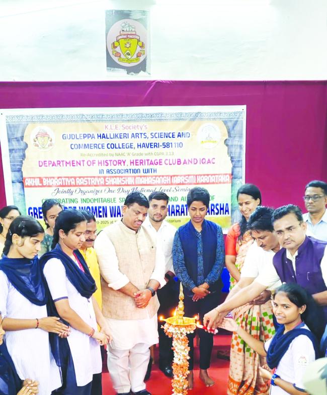 ವಿದ್ಯಾರ್ಥಿಗಳ  ಜೀವನದಲ್ಲಿ ರಾಷ್ಟ್ರಭಕ್ತಿ ರಾಷ್ಟ್ರೇ​‍್ರಮ ಬೆಳಸಿಕೊಳ್ಳಬೇಕು: ಶ್ರೀ ಲಕ್ಷ್ಮಣ ಗುಂಥಾ  