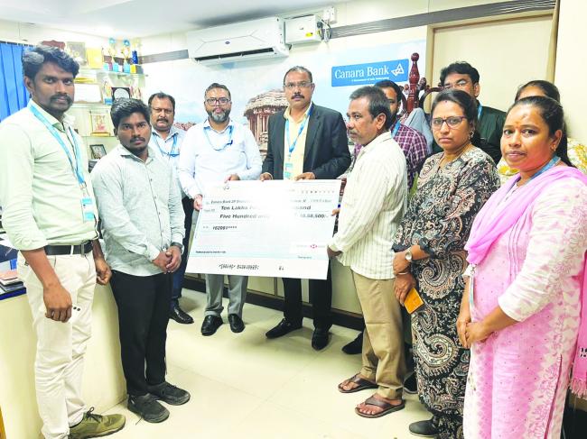 ಕುಟುಂಬಕ್ಕೆ ವಿಮಾ ಪರಿಹಾರ ಹಸ್ತಾಂತರ 