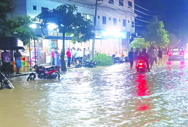 ಜಾನಕಿ ಹಳ್ಳ ಒತ್ತುವರಿ: ಮನೆಗಳಿಗೆ ನುಗ್ಗಿದ ನೀರು  