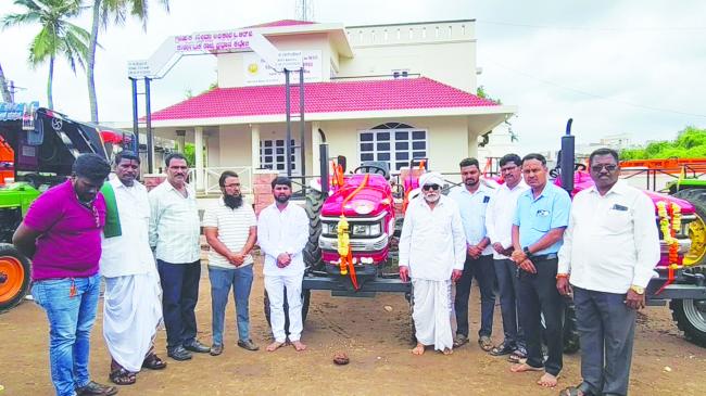 ರೈತರ ಅನುಕೂಲತೆಗಾಗಿ ಸಬ್ಸಿಡಿ ಹಣದಲ್ಲಿ ಟ್ರ್ಯಾಕ್ಟರ ವಿತರಣೆ 