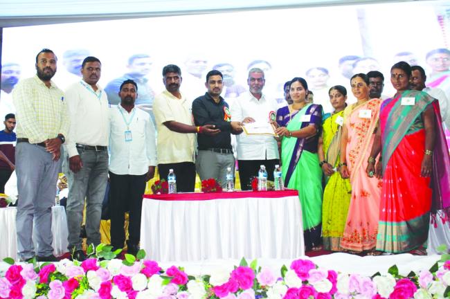 ಮೊರಬ ಗ್ರಾಮದ ತೇಲಿ ತೋಟ ಮಹಿಳಾ ಹಾಲು ಉತ್ಪಾದಕರ ಸಂಘಕ್ಕೆ ಪ್ರಶಸ್ತಿ 