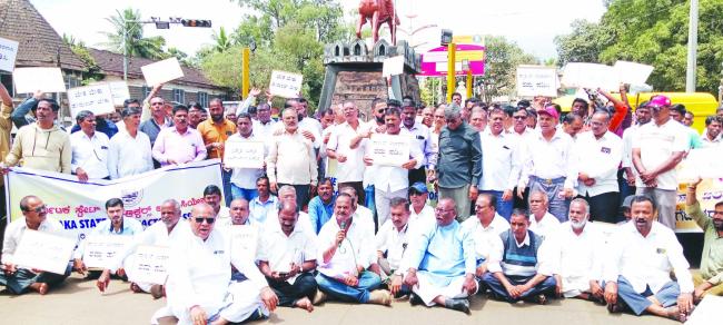 ಪ್ಯಾಕೇಜ್ ಟೆಂಡರ್ ಕೈಬಿಡಲು ಆಗ್ರಹಿಸಿ ಮನವಿ 