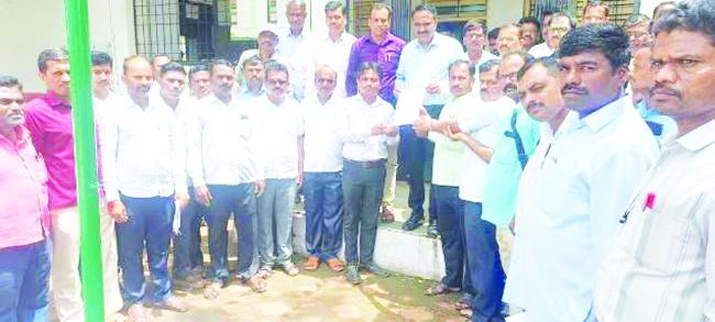 ಗಣತಿ ಕಾರ್ಯದಿಂದ ಪ್ರೌಢ ಶಾಲಾ ಶಿಕ್ಷಕರನ್ನು ಕೈ ಬಿಡಿ: ತರಬೇತಿಗೆ ಬಹಿಷ್ಕರಿಸಿ, ತಹಶಿಲ್ದಾರ ಕಚೇರಿ ಎದುರು ಶಿಕ್ಷಕರ  ಧರಣಿ ಸತ್ಯಾಗ್ರಹ 