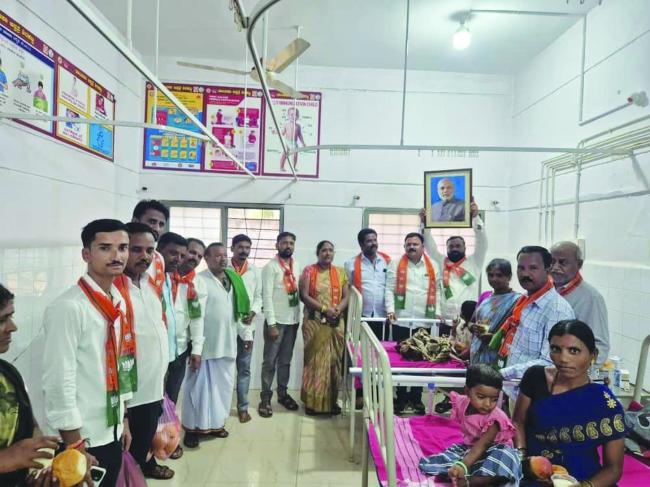 ಶಿರಹಟ್ಟಿಯಲ್ಲಿ ಮೋದಿ ಹುಟ್ಟು ಹಬ್ಬ: ಹಾಲು,ಹಣ್ಣು ವಿತರಣೆ 