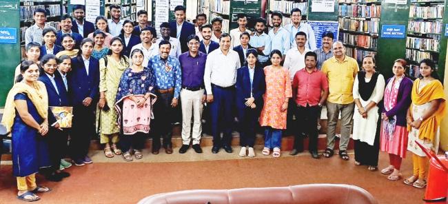 ಕೇಂದ್ರ ಗ್ರಂಥಾಲಯಕ್ಕೆ ರಾಣಿ ಚನ್ನಮ್ಮ ವಿಶ್ವವಿದ್ಯಾಲಯದ ವಿದ್ಯಾರ್ಥಿಗಳ ಶೈಕ್ಷಣಿಕ ಭೇಟಿ