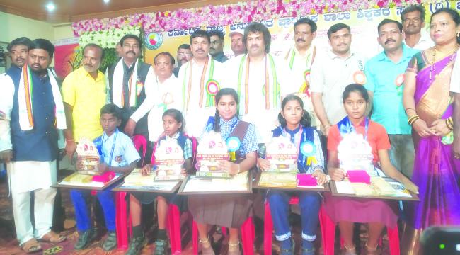 ರಾಜ್ಯ ಮಟ್ಟದ ಪ್ರತಿಭಾ ವಿದ್ಯಾರ್ಥಿ ಪುರಸ್ಕಾರಕ್ಕೆ ಉಗಾರ ಗ್ರಾಮದ ರಕ್ಷಾ ಪರಮಾನಟ್ಟಿ ಆಯ್ಕೆ: ಗ್ರಾಮದಲ್ಲಿ ಸಂತಸ..! 