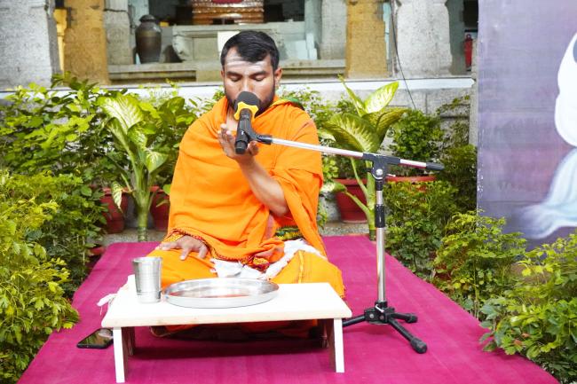 ವಿದ್ಯಾರ್ಥಿಗಳಿಗೆ ಇಷ್ಟಲಿಂಗ ಪೂಜೆಯ ಮಹತ್ವ ತಿಳಿಸಿಕೊಡಬೇಕು: ಶ್ರೀಗಳು