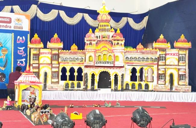 ರಟ್ಟಿನಿಂದ ಅರಳಿದ ಮೈಸೂರ ಅರಮನೆ, ಗೊಂಬೆ ಪೂಜೆ ಆಚರಣೆ  