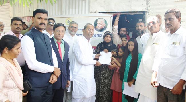 ಗಣತಿದಾರರಿಂದ ಮನೆ ಮನೆ ಸಮೀಕ್ಷೆ ಽ ಸಮೀಕ್ಷಾದಾರರಿಗೆ ಕಿಟ್ ವಿತರಣೆ 