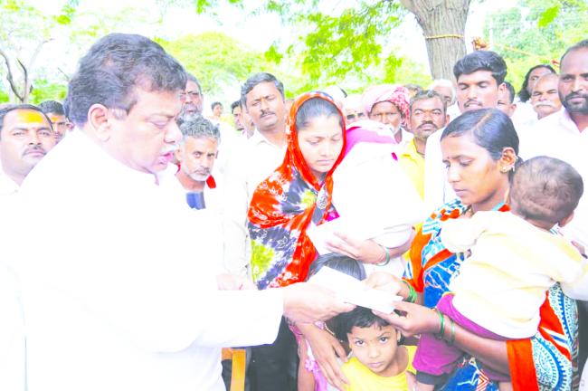 ರೈತ ಕುಟುಂಬಕ್ಕೆ  ಎಂ. ಬಿ. ಪಾಟೀಲ ರೂ. 5 ಲಕ್ಷ ಪರಿಹಾರದ ಚೆಕ್ ವಿತರಣೆ 