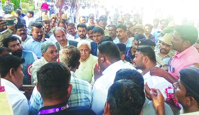 ಕುರುಬ ಸಮಾಜವನ್ನು ಎಸ್‌.ಟಿಗೆ ಸೇರಿಸಬಾರದು ಎಂದು ವಿರೋಧಿಸಿ ಮುಖ್ಯಮಂತ್ರಿಗಳಿಗೆ ಮನವಿ       