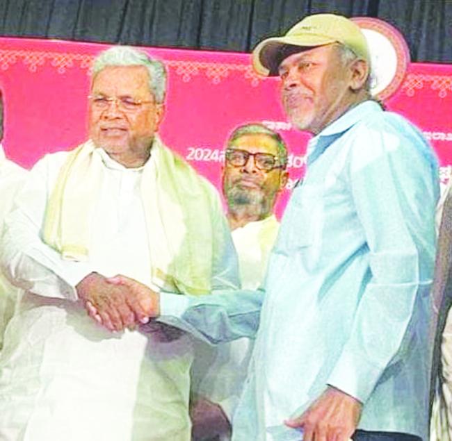  ಹಿರಿಯ ಪತ್ರಕರ್ತ,ಸಾಹಿತಿ ಮಾಲತೇಶ ಅಂಗೂರ ಅವರಿಗೆ ಪ್ರಶಸ್ತಿ  ಪ್ರದಾನ