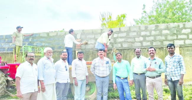 ಶಾಲಾ ಕೌಂಪೌಂಡ್ ಪ್ಲಾಸ್ಟರ್ ಮಾಡುವ ಸ್ಥಳಕ್ಕೆ ಡಿಡಿಪಿಐ ಭೇಟಿ,ಸೇವಾ ಕಾರ್ಯ ಮೆಚ್ಚುಗೆ 