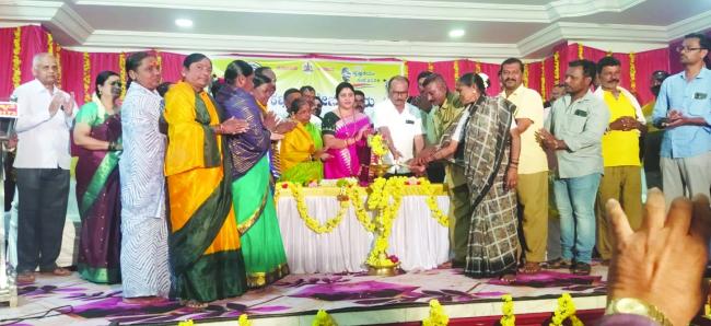 ಪೌರಕಾರ್ಮಿಕರ ಕ್ರೀಡಾ ಸ್ಪರ್ಧೆ: ವಿಜೇತರಿಗೆ ಬಹುಮಾನ ವಿತರಿಸಿದ ಪ್ರಕಾಶ ಕೋಳಿವಾಡ 