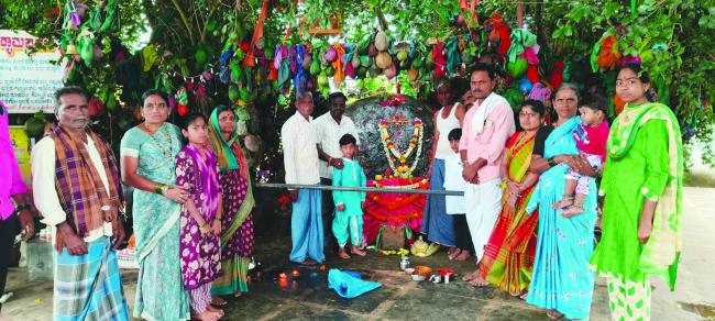 ನಾರಾಯಣಪುರ ಶ್ರೀದ್ಯಾಮವ್ವ ದೇವಿಯ ದರ್ಶನಕ್ಕಾಗಿ ವಿವಿಧ ರಾಜ್ಯಗಳಿಂದ ಆಗಮಿಸುತ್ತಿರುವ ಭಕ್ತಾಧಿಗಳು  