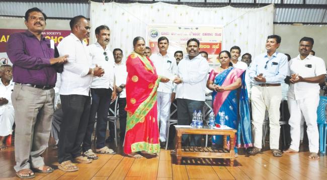  ಅಶೋಕ್ ಗೌರಗೊಂಡ  ಕುಟುಂಬಕ್ಕೆ 50 ಸಾವಿರ ರೂಪಾಯಿ  ಚೆಕ್ ವಿತರಣೆ