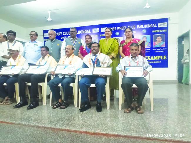 ಈಶ್ವರ ಗಡದವರ ಅವರಿಗೆ ಟೀಚರ್ಸ್ ಎಕ್ಸಲೆನ್ಸ್‌ ಅವಾರ್ಡ ಪ್ರಶಸ್ತಿ ಪ್ರಧಾನ  