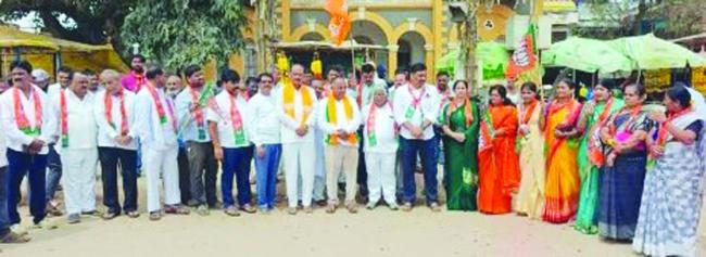 ಕೇಂದ್ರ ಸೇವಾ ತೆರಿಗೆ ಇಳಿಕೆ ಸ್ವಾಗತಿಸಿ ಬಿಜೆಪಿ ಕಾರ್ಯಕರ್ತರ ಸಂಭ್ರಮಾಚರಣೆ