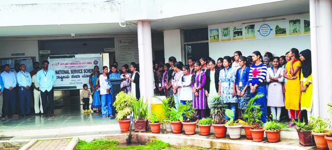 “ಎನ್‌. ಎಸ್‌. ಎಸ್‌. ದಿನಾಚರಣೆಯ ಅಂಗವಾಗಿ ಧ್ವಜಾರೋಹಣ”  