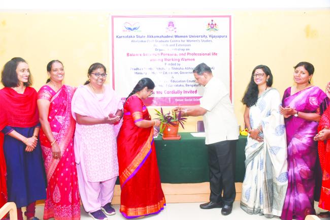 ಮಹಿಳೆಯರು ಸಿದ್ಧ ಮಾದರಿಯಿಂದ ಹೊರಬರಲಿ 