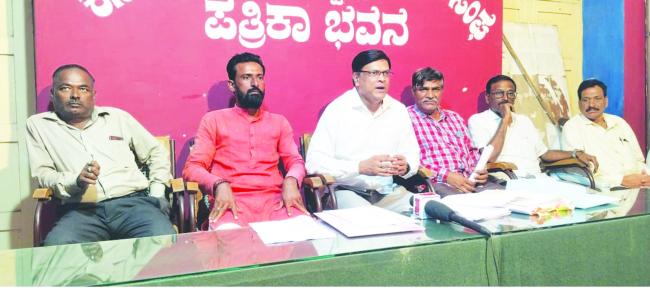  ಕಣ್ಣು ಮುಚ್ಚಿ ಕುಳಿತ ಜಿಲ್ಲಾಡಳಿತರೈತ ಮುಖಂಡ ಅರುಣ ಹೆಚ್, ಟಿ.ರತ್ನಾಕರ್ ಆರೋಪ 