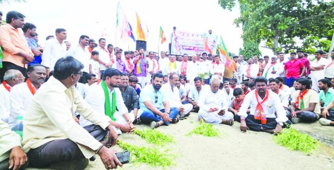 ರಸ್ತೆ ನಿರ್ಮಾಣಕ್ಕಾಗಿ ಆಗ್ರಹಿಸಿ ಬಿಜೆಪಿ ಬೃಹತ್ ರಸ್ತೆ ತಡೆ ಪ್ರತಿಭಟನೆ  