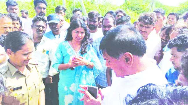 ನೀರಿನಲ್ಲಿ ಕೊಚ್ಚಿ ಹೋದ ಯುವಕ, ಸ್ಥಳಕ್ಕೆ ಮಾಜಿ ಶಾಸಕ ನಡಹಳ್ಳಿ ಭೇಟಿ  