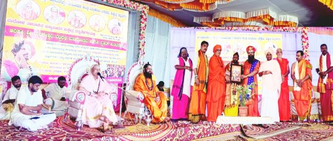 ಉಜ್ಜಯಿನಿ, ಶ್ರೀಶೈಲಂ, ಕಾಶಿ ಪೀಠಗಳ ಜಗದ್ಗುರುಗಳಿಂದ ಉದ್ಘಾಟನೆಗೊಂಡ ರನ್ನ ಬೆಳಗಲಿ ನವರಾತ್ರಿ ಉತ್ಸವ